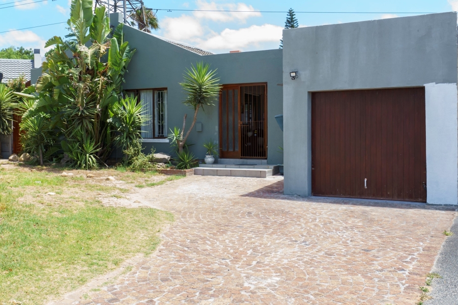 3 Bedroom Property for Sale in Oakglen Western Cape